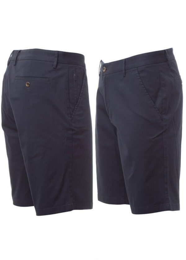 Imagen de bermudas clásicas de hombre en color elegante con cierre de cremallera y botón. Diseño cómodo con múltiples bolsillos y trabillas en la cintura para mayor comodidad y estilo.