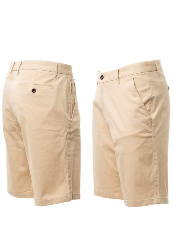 Imagen de bermudas clásicas de hombre en color elegante con cierre de cremallera y botón. Diseño cómodo con múltiples bolsillos y trabillas en la cintura para mayor comodidad y estilo.