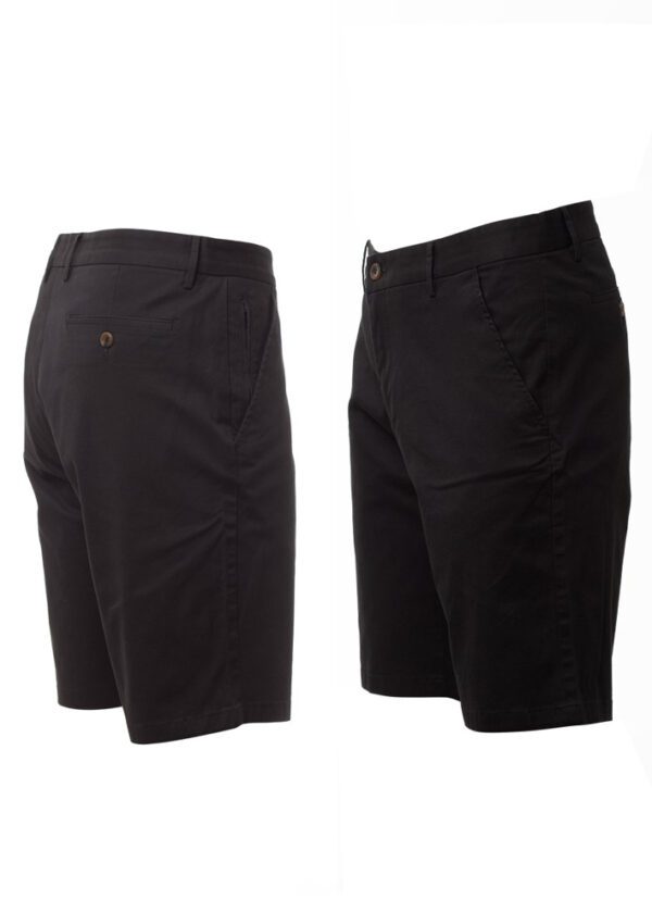Imagen de bermudas clásicas de hombre en color elegante con cierre de cremallera y botón. Diseño cómodo con múltiples bolsillos y trabillas en la cintura para mayor comodidad y estilo.