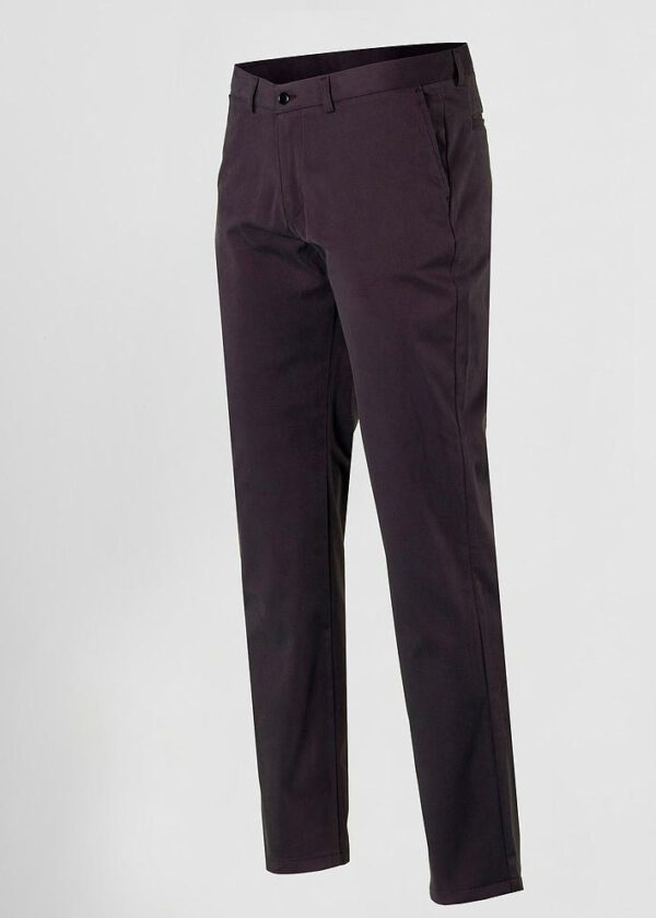 Pantalón Hombre Chino: Elegancia y Versatilidad en tu Uniforme.