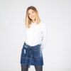 Delantal corto denim con efecto lavado y desgastado, mostrando sus tres bolsillos frontales.