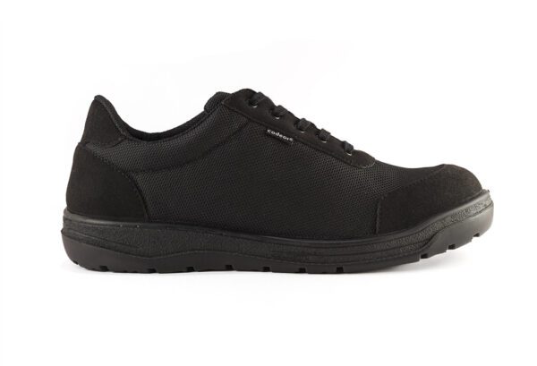 Calzado Black Total S3 Codeor, diseño deportivo y alta seguridad.